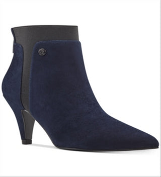 Botas de couro com zíper e salto gatinho Bandolino com acabamento elástico e logo Bari, bico fino, tamanho 6,5 M