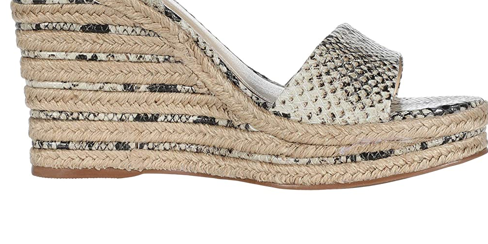 Sandálias femininas Vince Camuto Marybell de couro com tira no tornozelo e salto anabela, pretas e brancas, tamanho 10