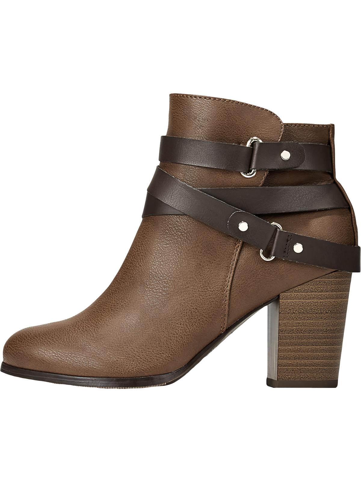 Material Girl Botas femininas com tiras acolchoadas, fivela acolchoada, bico redondo, salto bloco, zíper, marrom, tamanho 6,5 M