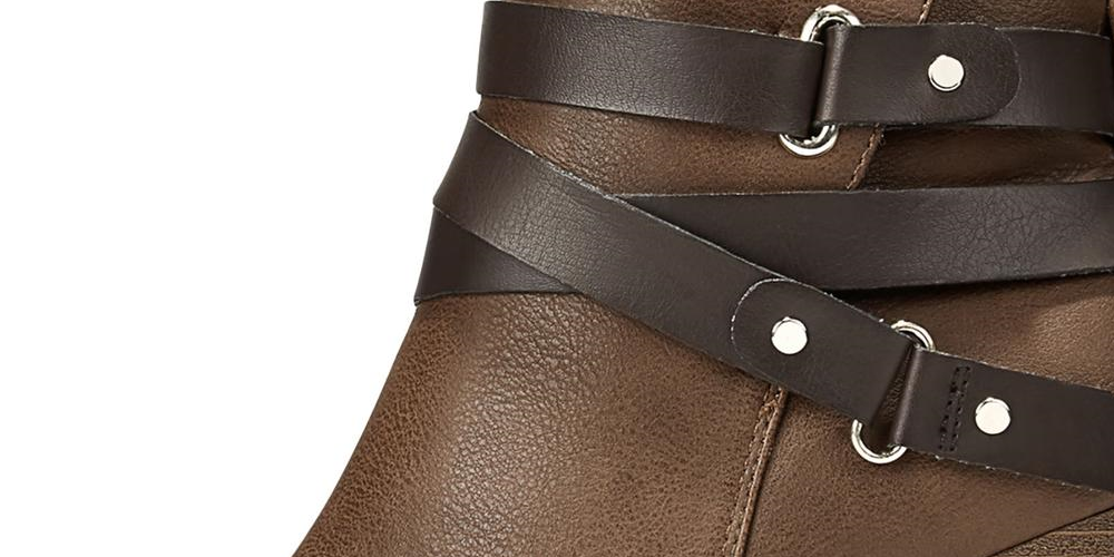 Material Girl Botas femininas com tiras acolchoadas, fivela acolchoada, bico redondo, salto bloco, zíper, marrom, tamanho 6,5 M