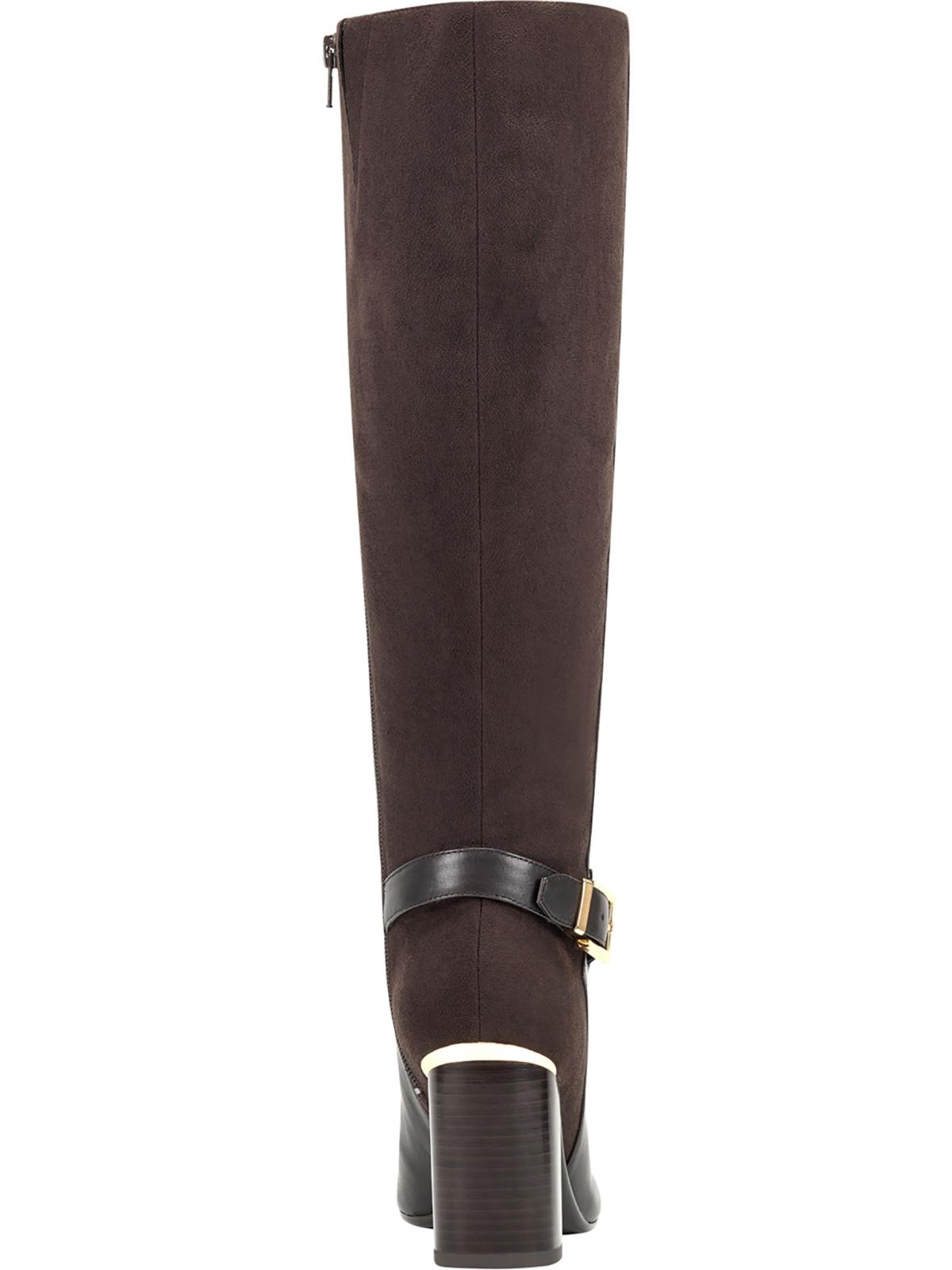 Botas de salto alto de couro Bandolino femininas com fivela e acolchoamento Bilya, bico amendoado, salto bloco e zíper, marrom escuro, tamanho 8 M