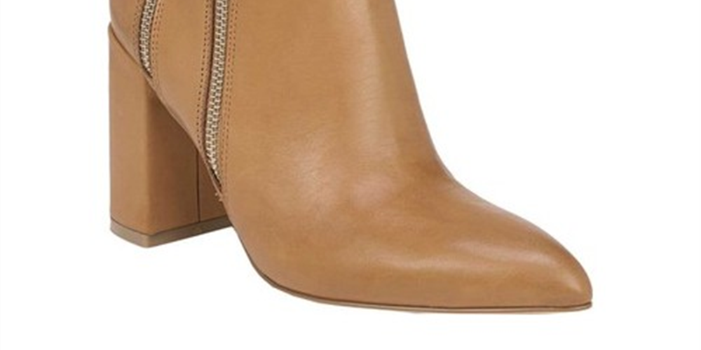 Bota feminina Fergie Enigma Block Heel Brown, tamanho 10 M