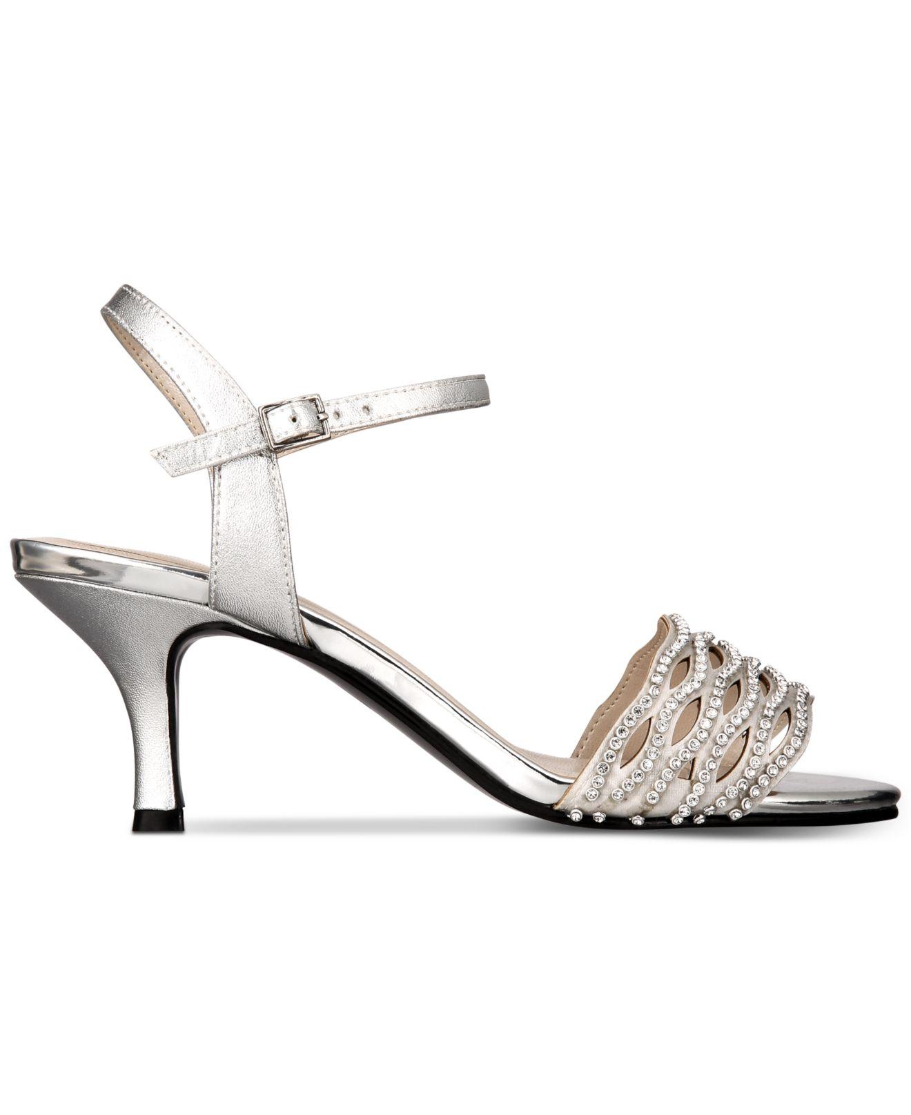 Sandálias femininas Caparros Quirin Suede com bico aberto e tira no tornozelo para ocasiões especiais, tamanho 9 M, prateadas