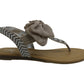 Material Girl Sandálias Femininas Swan3 Tecido Biqueira Dividida Casual Slingback Cinza Tamanho 7 M