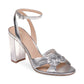 Sandália feminina Jewel Badgley Mischka com salto bloco e nó Krystal, tamanho 6 M, prateada
