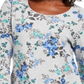Blusa Karen Scott com estampa floral, manga 3/4, cinza fumê, tamanho P/M