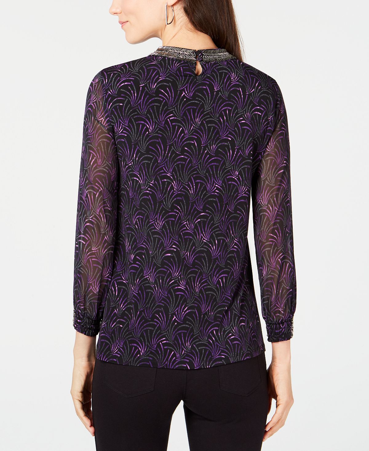 Blusa feminina Alfani com estampa e decote embelezado, preta, tamanho pequeno e pequeno