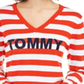 Suéter feminino Tommy Hilfiger com logo listrado e gola V, laranja, tamanho médio