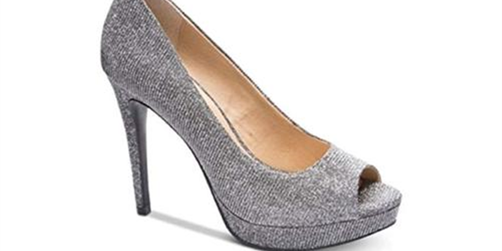 Sapatos clássicos peep toe Haley Fabric Peep Toe da Chinese Laundry para mulheres, prateados, tamanho 6,5 M