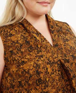 Top feminino Bar III Trendy Plus com estampa de cobra e decote em V, marrom, tamanho 2XL