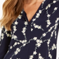 Top feminino estampado com decote em V Charter Club, azul, tamanho pequeno