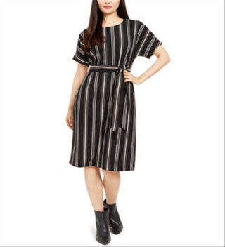 Vestido feminino Alfani listrado, manga curta, gola redonda, comprimento até o joelho, preto, tamanho grande