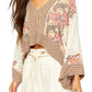 Blusa cropped feminina Free People com decote em V, marrom, tamanho médio