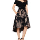 Vestido formal feminino Xscape floral, manga curta, ombro de fora, comprimento chá, hi-lo, preto, tamanho 14, pequeno