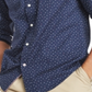 Camisa elástica com estampa de letras Tommy Hilfiger masculina azul escuro tamanho XXXL