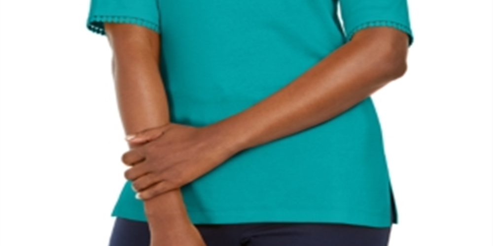 Blusa feminina Karen Scott com decote dividido e acabamento em crochê, verde, tamanho X-S