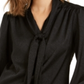 Blusa feminina Calvin Klein com decote em jacquard e laço, preta, tamanho pequeno G