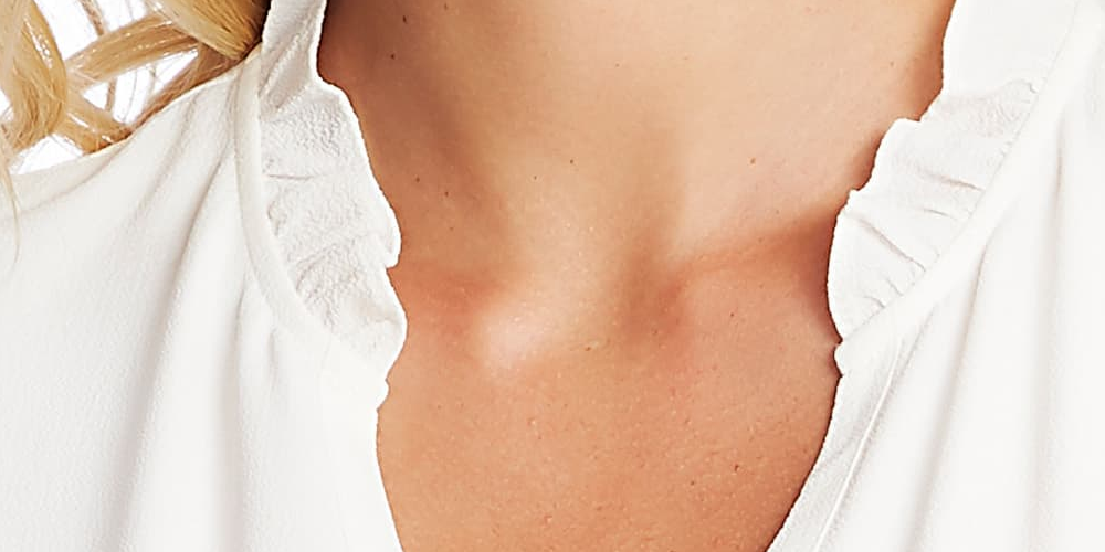 Top feminino CeCe com babados e estampa de mídia mista, branco, tamanho X-G