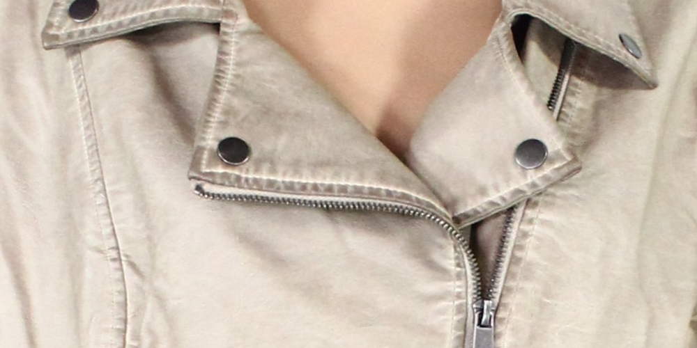 Jaqueta Motociclista Feminina Style &amp; CO Taupe Plus Couro Sintético Taupe Tamanho 3X