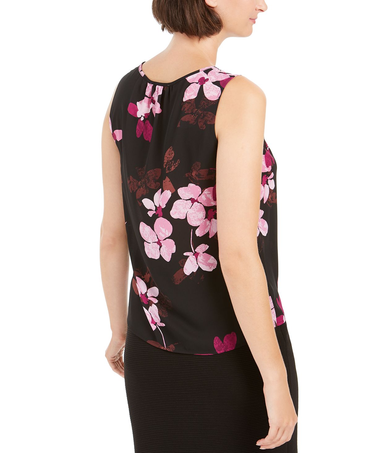 Blusa feminina Nine West com estampa floral e gola franzida, preta, tamanho extragrande
