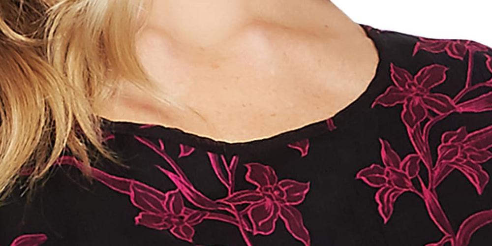 Vince Camuto Blusa feminina com decote em V e estampa floral, preta, tamanho grande