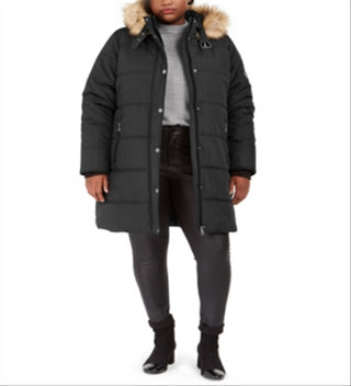 Casaco acolchoado com capuz e acabamento em pele sintética Maralyn &amp; Me feminino júnior plus size, preto, tamanho 1X