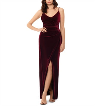 Vestido de festa feminino Betsy &amp; Adam, de veludo drapeado, com fenda, tamanho 2, vinho