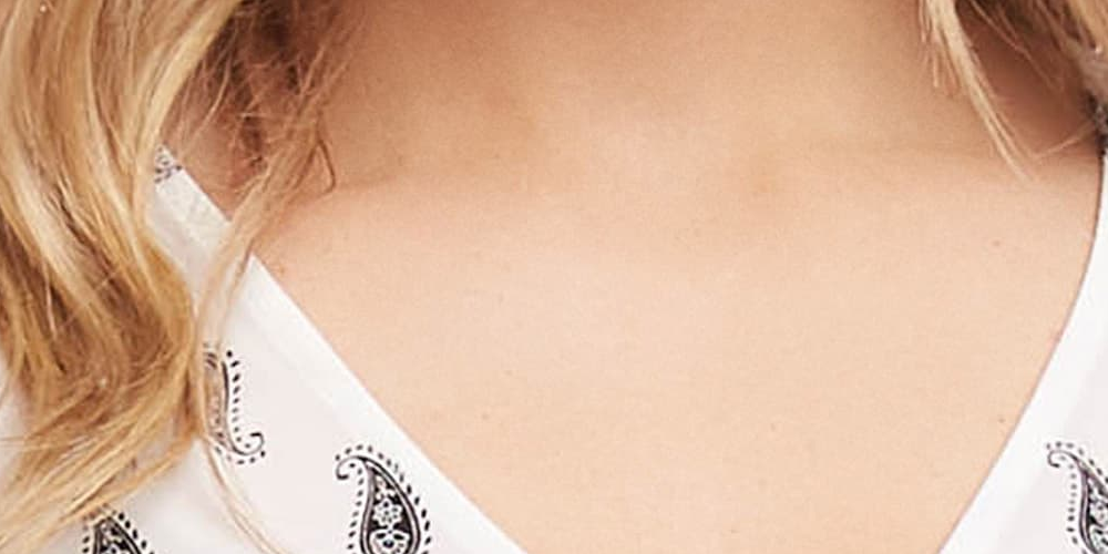 Karen Kane Blusa feminina de poliéster com estampa paisley e amarração frontal, branca, tamanho grande