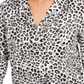 Charter Club Blusa feminina com estampa animal, plissada, decote em V, branca, tamanho X-S