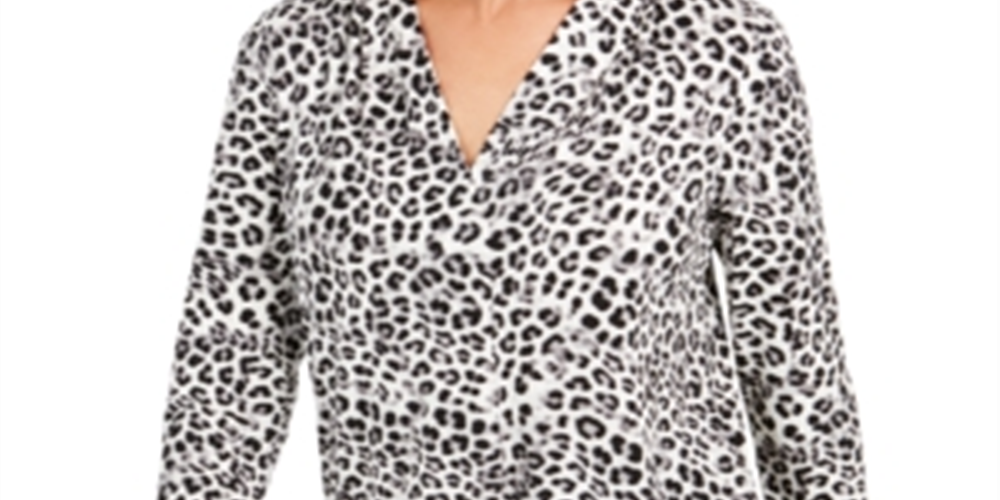 Charter Club Blusa feminina com estampa animal, plissada, decote em V, branca, tamanho X-S