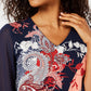 JM Collection Blusa feminina com decote em V e manga de chiffon estampada, azul, tamanho G