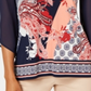 JM Collection Blusa feminina com decote em V e manga de chiffon estampada, azul, tamanho G