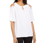 Blusa feminina com textura amassada e ombros descobertos, tamanho médio, branca, da coleção JM