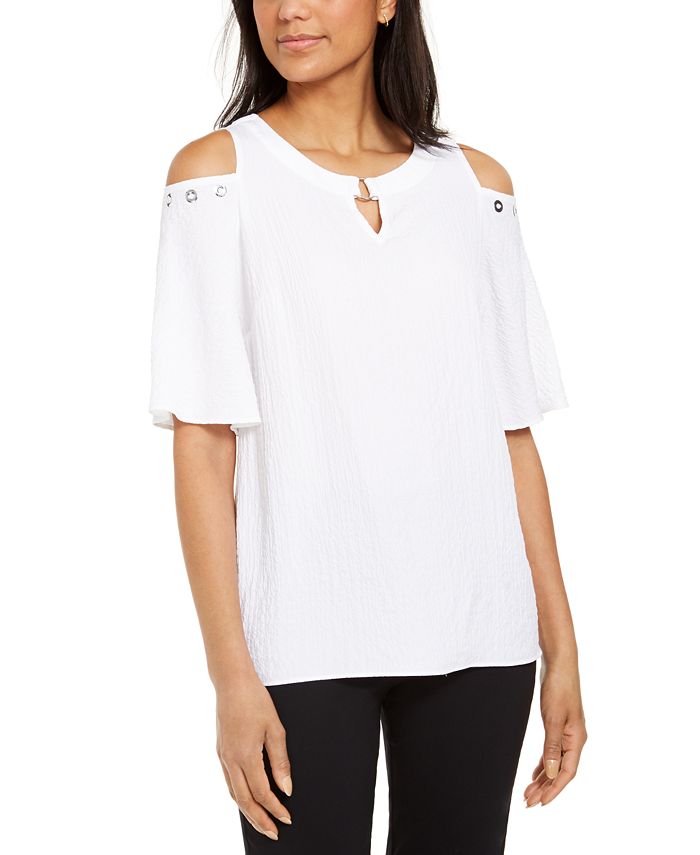 Blusa feminina com textura amassada e ombros descobertos, tamanho médio, branca, da coleção JM