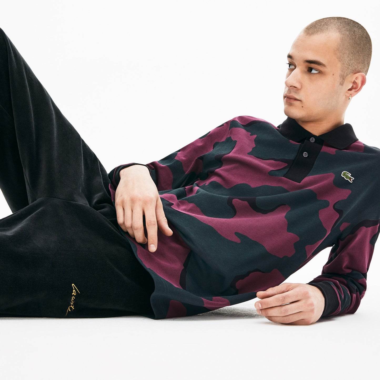 Camisa polo camuflada masculina Lacoste com ajuste solto Berry Jam - Preto, tamanho X-G
