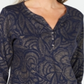 Blusa feminina Karen Scott com estampa de folhas e manga 3/4, azul, tamanho pequeno e grande