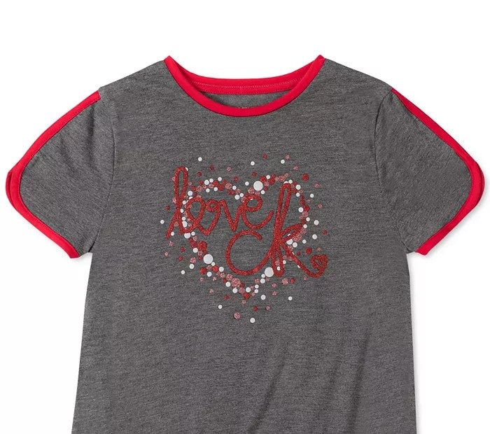 Camiseta Calvin Klein Big Girls Love com manga de golfinho, cor carvão, tamanho 7