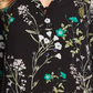 Blusa feminina CeCe com estampa floral e decote dividido, preta, tamanho X-S