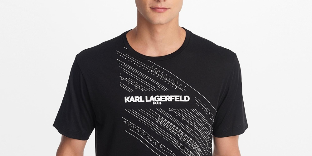 Camiseta masculina Karl Lagerfeld Paris com gola redonda, logotipo estampado e detalhes bordados, tamanho extragrande, branca