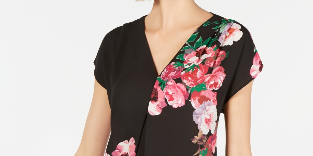 Blusa feminina pequena com estampa floral e decote em V, preta, tamanho P, da INC International Concepts