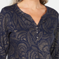 Blusa feminina Karen Scott com estampa de folhas e manga 3/4, azul marinho, tamanho pequeno médio