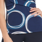 Blusa feminina DKNY com estampa franzida e manga curta, decote em V, azul, tamanho XX-G