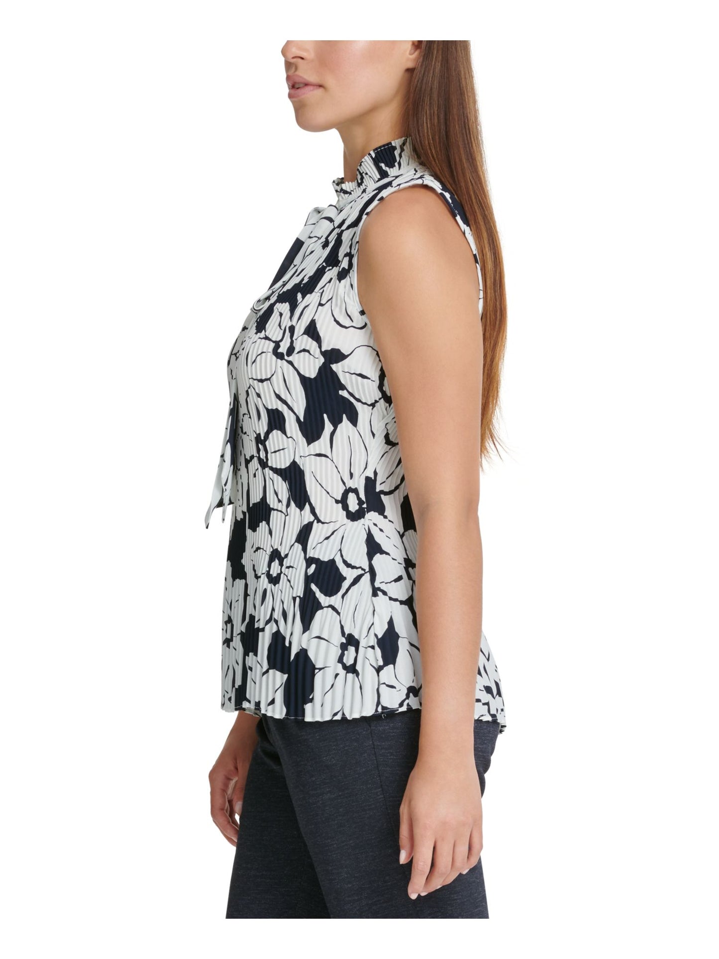 Blusa feminina DKNY plissada com laço floral, sem mangas, decote em V, azul, tamanho grande