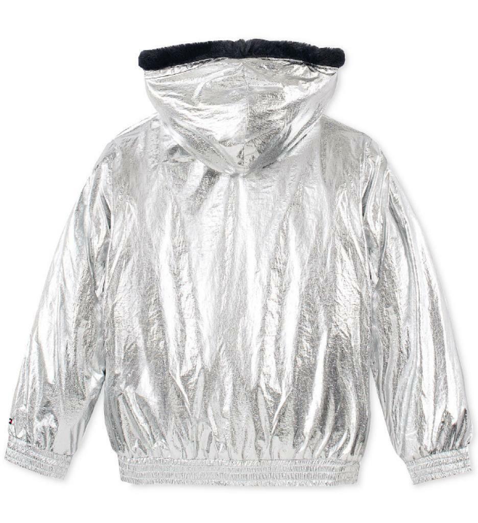 Jaqueta Tommy Hilfiger Big Girl com capuz metálico e acabamento em pele sintética, tamanho 12-14, prata
