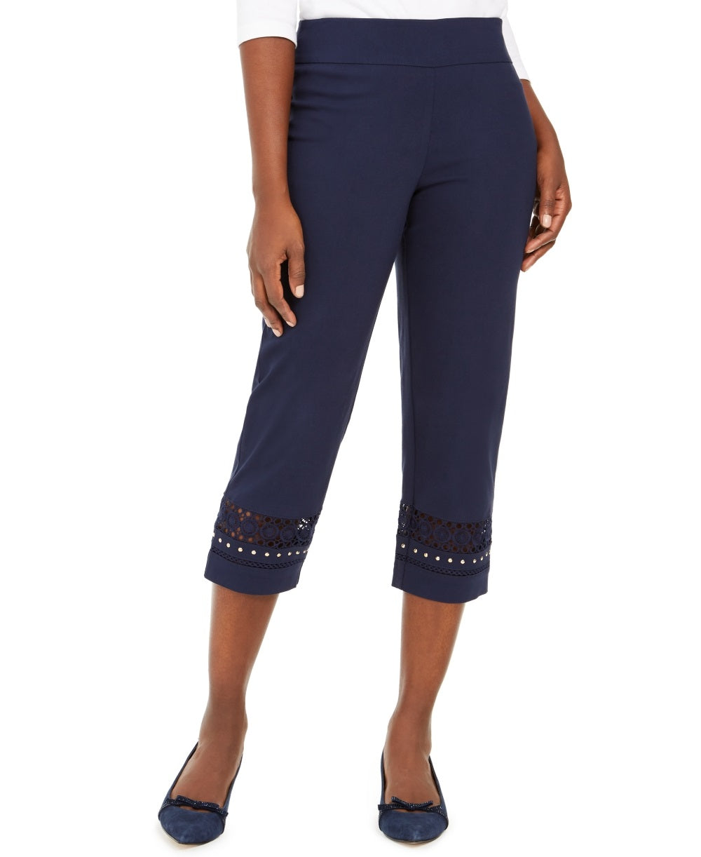 Calça capri feminina com tachas e acabamento em crochê JM Collection, azul, tamanho pequeno