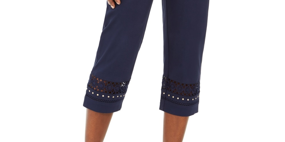 Calça capri feminina com tachas e acabamento em crochê JM Collection, azul, tamanho pequeno