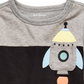 Camiseta com bolso e estampa de foguete para meninos First Impressions, preta, tamanho 18 meses