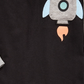 Camiseta com bolso e estampa de foguete para meninos First Impressions, preta, tamanho 18 meses