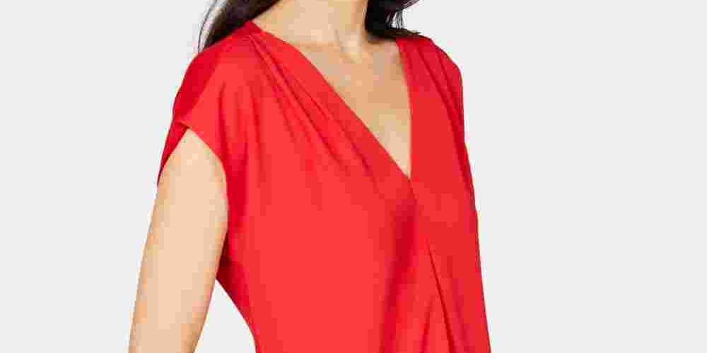 Blusa feminina com pregas invertidas e decote em V, vermelha, tamanho pequeno, da INC International Concepts