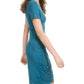 Vestido tubinho feminino Ultra Flirt azul-petróleo com babados, manga curta, decote em joia, acima do joelho, tamanho médio